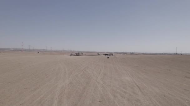 Бедуинские Жилые Палатки Разрешения Отдаленной Пустынной Местности Рядом Автомагистралью Большими — стоковое видео