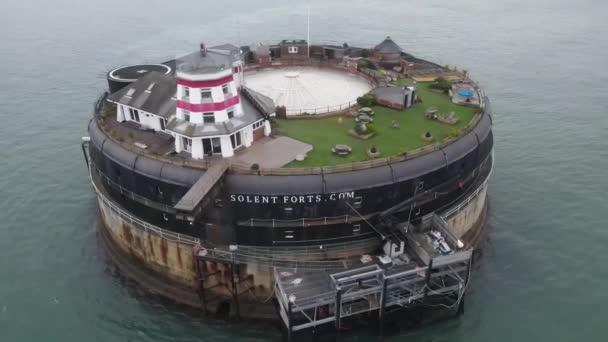 Voo Drone Aéreo Torno Solent Fort Ilha Wight Mostrando Farol — Vídeo de Stock