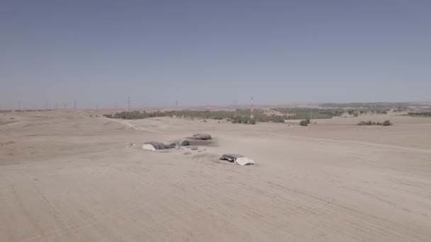 贝都因帐篷位于干旱偏远地区 在电网外的干枯沙地上 靠近大型电线 Log — 图库视频影像