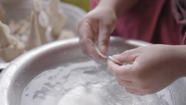 Manos Monje Haciendo Cocina Budista Tradicional Monasterio Thiksey Ladakh India — Vídeos de Stock