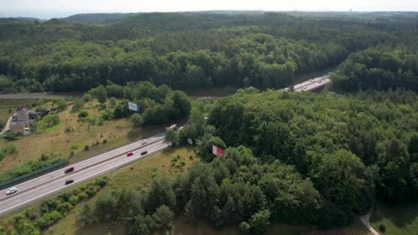 Estrada Asfalto Com Tráfego Diurno Através Paisagem Florestal Gdynia Polônia — Vídeo de Stock