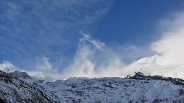 Timelapse Pohybující Mraky Nad Zasněženými Skalnatými Horami Švýcarských Alpách Saas — Stock video