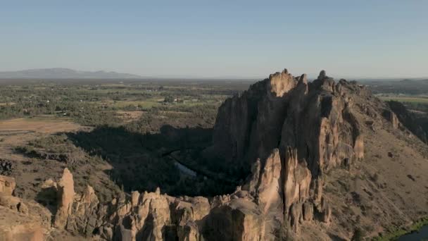 Vista Aérea Que Vuela Lejos Smith Rock Cerca Del Atardecer — Vídeos de Stock