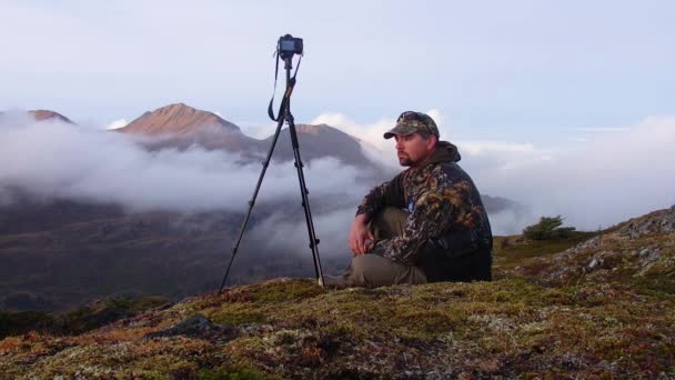 Fotógrafo Natureza Vida Selvagem Nas Montanhas Kodiak Island Alaska Preparando — Vídeo de Stock