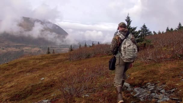 コディアック島アラスカの山々に沿って自然と野生動物の写真家のハイキング写真撮影の準備 — ストック動画