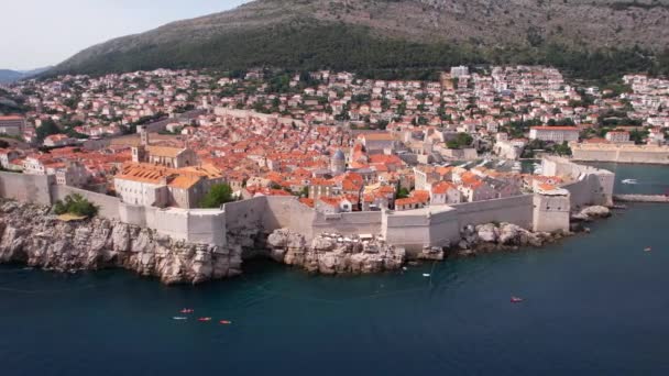 Dubrovnik Hırvatistan Eski Şehir Duvarlarının Sinematik Hava Görüntüsü Adriyatik Denizi — Stok video