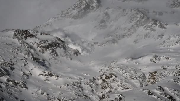 Utsikt Över Lavin Rullar Ner Ett Snöigt Berg Schweiziska Alperna — Stockvideo