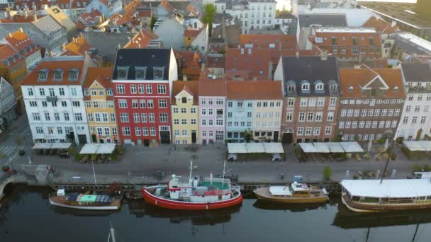 Kopenhag Meşhur Nyhavn Limanı Ndaki Renkli Şehir Evleri Barlar Restoranların — Stok video