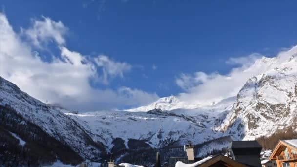 Timelapse Saas Poplatek Vesnice Pohoří Zasněženými Vrcholky Alp Obloha Pohybujícími — Stock video