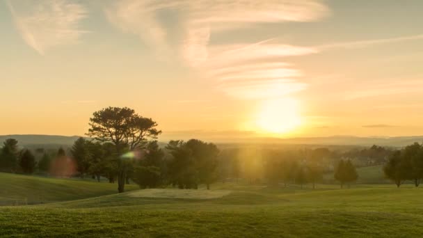 Blacksburg Virginia Daki Golf Sahası Tepelerinde Güzel Altın Gün Batımı — Stok video