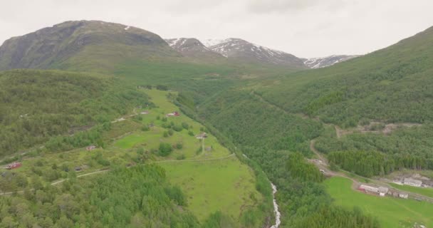 Saftig Grüne Wälder Und Täler Aurlandsvangen Norwegen Antenne — Stockvideo