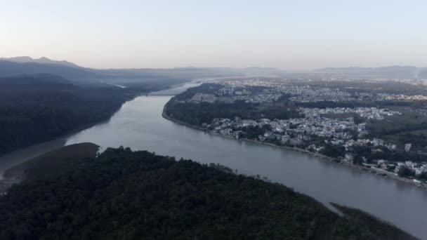 Letecký Pohled Posvátnou Řeku Ganges Při Východu Slunce Rishikesh Uttarakhand — Stock video