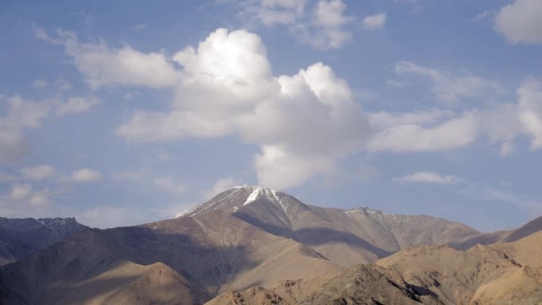 Ladakh Hindistan Daki Thiksey Manastırı Yakınlarındaki Himalaya Dağları Nın Üzerindeki — Stok video