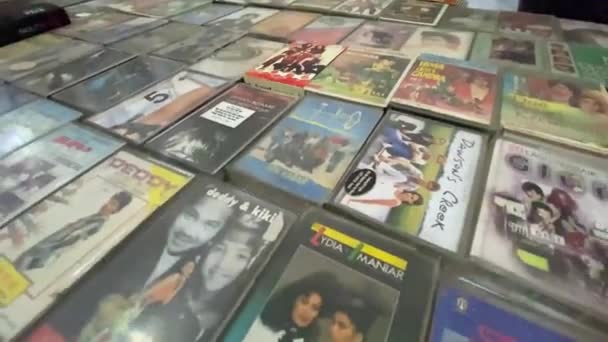 Netjes Gearrangeerde Oude Audiocassettes Met Oude Liedjes Van Indonesische Buitenlandse — Stockvideo