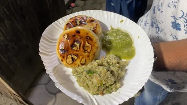 Man Holding Plate Savoury Litti Chokha Served Baingan Bharta Roasted — Vídeo de Stock