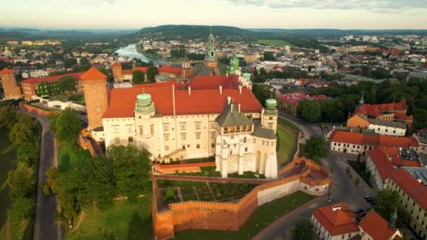 Vacker Gyllene Sol Belysning Gamla Wawel Royal Castle Med Floden — Stockvideo