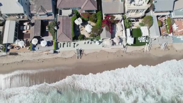 Ondas Oceânicas Pacífico Quase Atingindo Casas Luxo Malibu Vista Aérea — Vídeo de Stock