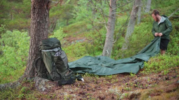 Backpacker Maschio Che Installa Hammock Campeggio Nella Foresta Colpo Medio — Video Stock