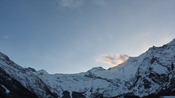 Timelapse Pohybující Mraky Nad Švýcarskými Alpami Pohoří Skalnaté Vrcholky Saas — Stock video