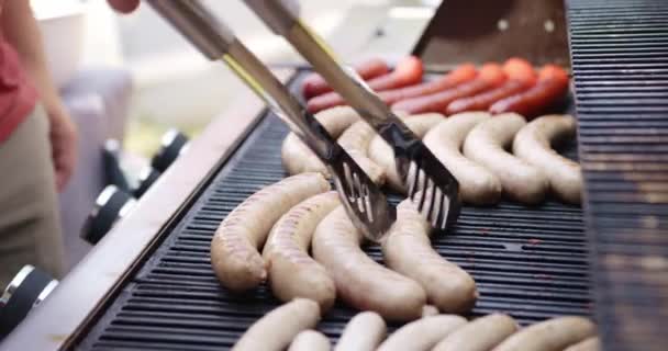 Salsichas São Grelhados Ligados Uma Grelha — Vídeo de Stock