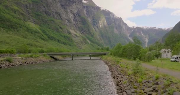 Bridge Stream Gudvangen Overdag Met Scenic Mountain Aurland Vestland Noorwegen — Stockvideo