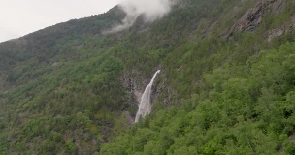 Stodnafossen Wasserfall Berghang Mit Üppiger Vegetation Bedeckt Antenne — Stockvideo