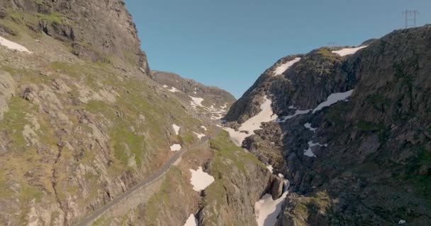 Старый Горный Перевал Вдоль Прочной Долины Пятнистым Снегом Roldalsfjellet — стоковое видео