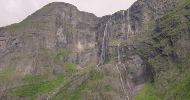 Impressionante Kjerrskredsfossen Cade Precipitoso Fianco Della Montagna Drone — Video Stock