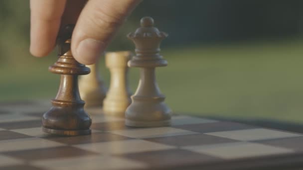 Šachy Černá Královna Padá Zajata Bílými Detail Kousků Dřevěné Šachovnici — Stock video