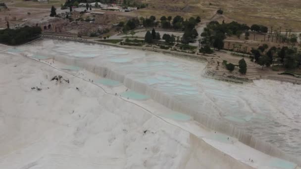 Drönare Flyger Över Pammukale Naturlig Termisk Pool Travertin Terrasser Och — Stockvideo