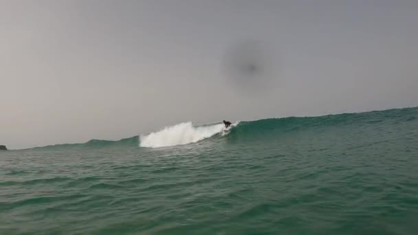 Серфер Людина Їде Дуже Потужною Губою Пляжі Бірюзовою Водою Хвилями — стокове відео