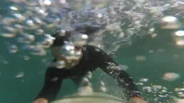 Surfista Sconosciuto Che Remava Una Tavola Surf Catturare Onda Surfista — Video Stock
