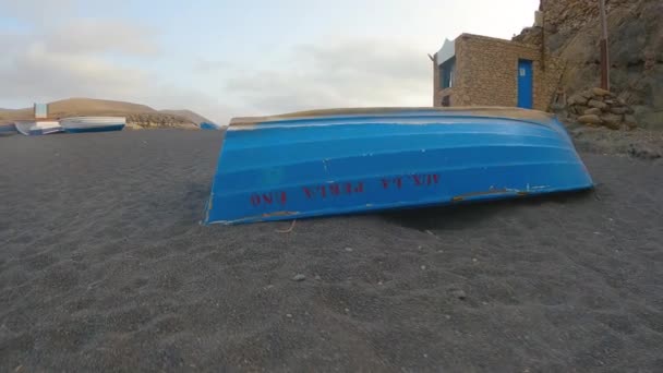 Velho Barco Madeira Azul Revirado Costa Arenosa Fuerteventura Ilhas Canárias — Vídeo de Stock