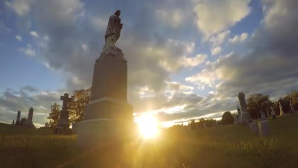 Time Lapse Shot Setting Sun Moving Clouds Tombstone Cemetary — Stock Video