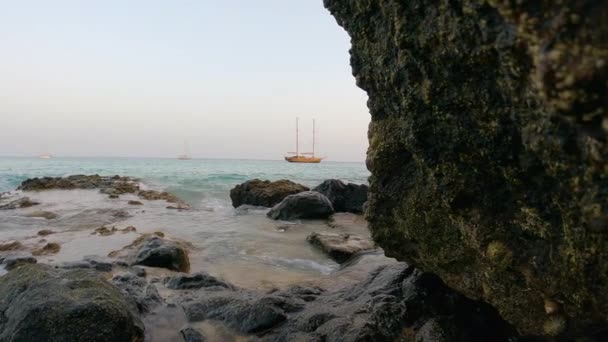 Skály Odhalil Plovoucí Lodě Šplouchajícím Moři Fuerteventura Španělsku Kanárské Ostrovy — Stock video