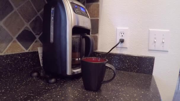 Verter Una Taza Café Fresca Mañana Una Cafetera Cocina — Vídeo de stock