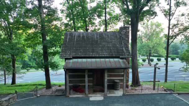 Petit Bâtiment Historique Cabane Rondins Façade Extérieure Vue Sur Entrée — Video