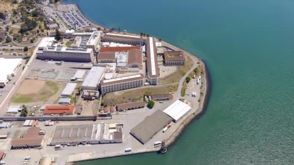 Eine Luftaufnahme Des Staatsgefängnisses Von San Quentin Zieht Sich Dann — Stockvideo