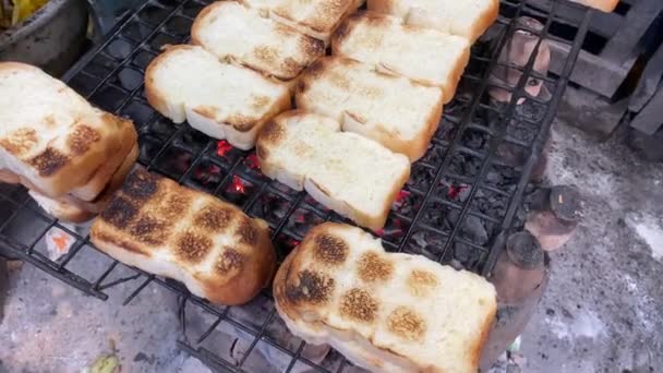 コルカタ通りの鉄板焼きで炭火でバターパンを焼く様子を動画でご覧いただけます — ストック動画