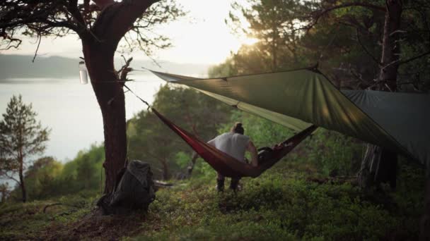 Tourist Guy Relaxing Outdoors Lying Camping Hammock Hanging Hillside Dalam — Stok Video