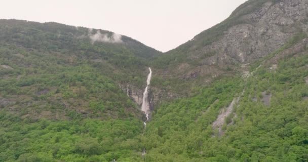 Air Terjun Mengalir Lembah Laerdal Yang Diselimuti Tanah Pertanian Norwegia — Stok Video