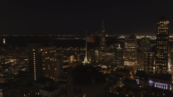San Francisco Tepeden Bakan Bir Amerikan Bayrağının Dalgalanması Grace Katedrali — Stok video