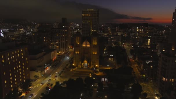 カリフォルニア州サンフランシスコのグレース大聖堂と夕暮れ時の周囲のコミュニティ — ストック動画