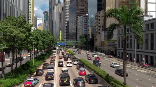 Congestión Tráfico Autopista Ciudad Rodeada Rascacielos Hong Kong Durante Día — Vídeos de Stock