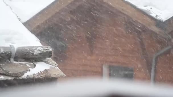 Střechy Stoky Horské Vesnice Zermatt Útočí Poryvy Větru Sněhu Během — Stock video
