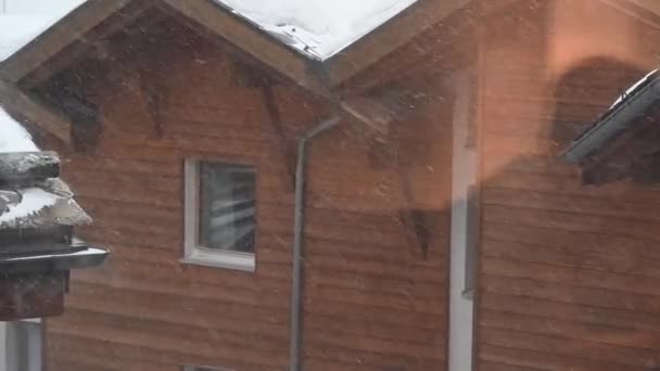 Reflejo Una Persona Mirando Por Ventana Una Tormenta Nieve Montaña — Vídeos de Stock