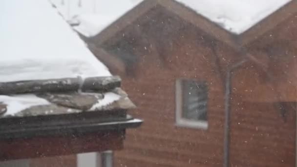 Storm Snö Partiklar Transporteras Vinden Ett Tak Och Rännsten Förgrunden — Stockvideo