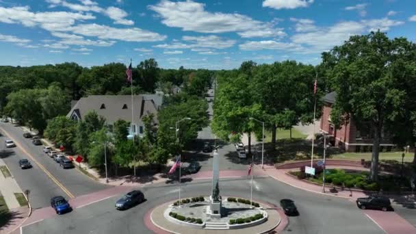 アメリカの小さな町 警察の巡洋艦車がアメリカ国旗を掲揚している 空中風景 — ストック動画