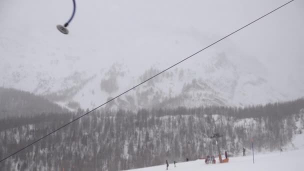 Encostas Mecânicas Nos Alpes Suíços Placa Para Esquiadores Durante Dia — Vídeo de Stock