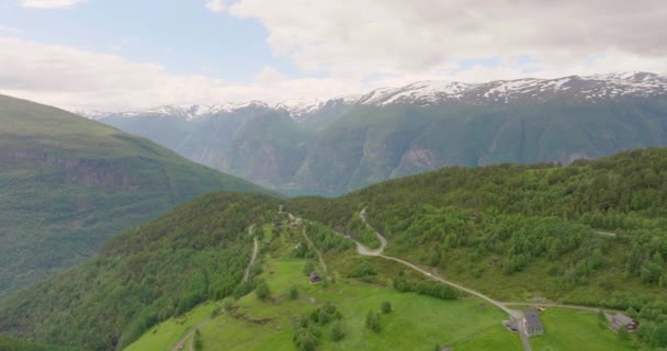 Häuser Und Malerische Straßen Grünen Bergen Mit Schneebedeckten Bergketten Der — Stockvideo